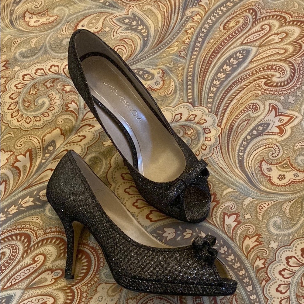 Black High-Heeled Pumps with Decorative Bow